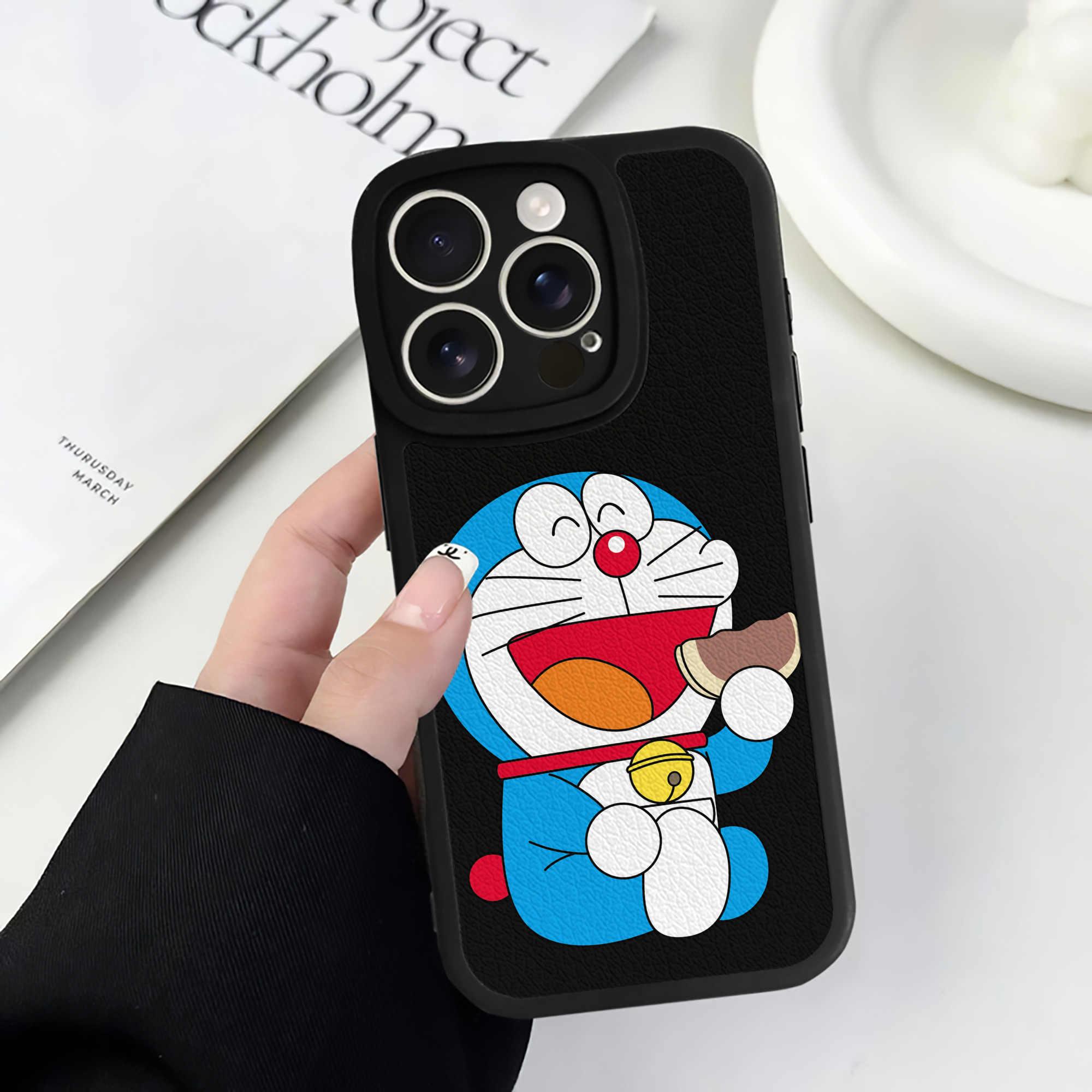 （画像用） ドラえもん Doraemon 【iPhone 16シリーズ対応】シリコンスマホケース（レザー調） 材質：シリコン